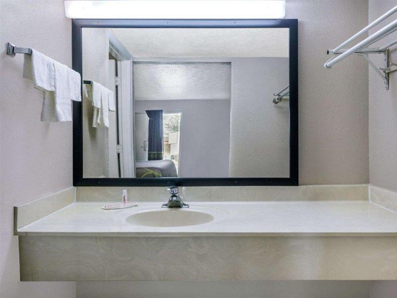 Super 8 By Wyndham Locust Grove Motel Ngoại thất bức ảnh