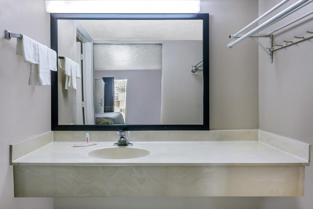 Super 8 By Wyndham Locust Grove Motel Ngoại thất bức ảnh